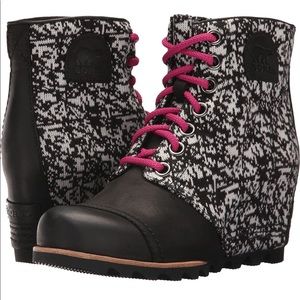 Sorel PDX Wedge Boot with Black and White Shaft and Hot Pink Laces